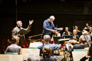 Mark Levengood och Kungliga Filharmoniska Orkestern under ledning av Mats Rondin. 3